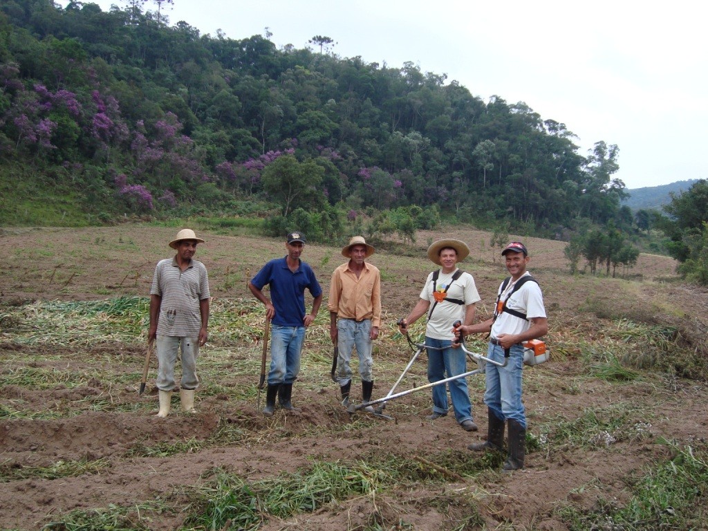 15 - Equipe da limpeza da área - setembro de 2009 (1)